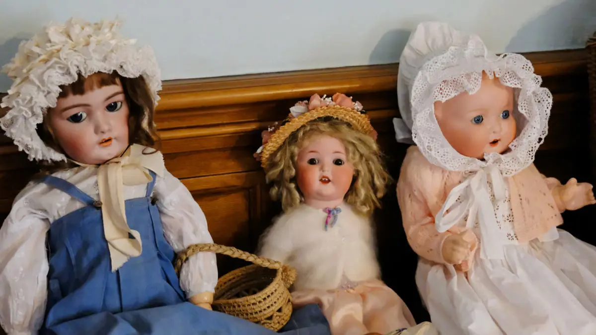 بعد إهدائها دمية.. امرأة تدعي أنها "مسكونة"