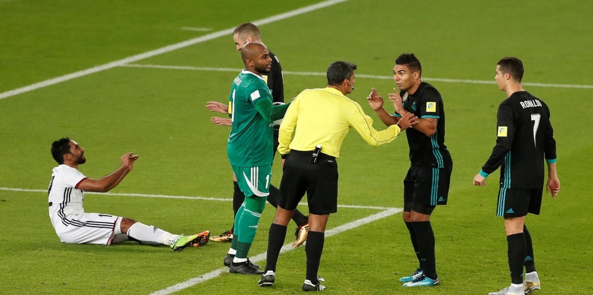 مباراة الجزيرة وريال مدريد.. حكم اللقاء يثير جدلًا واسعًا بعد إلغاء ثلاثة أهداف (فيديو)