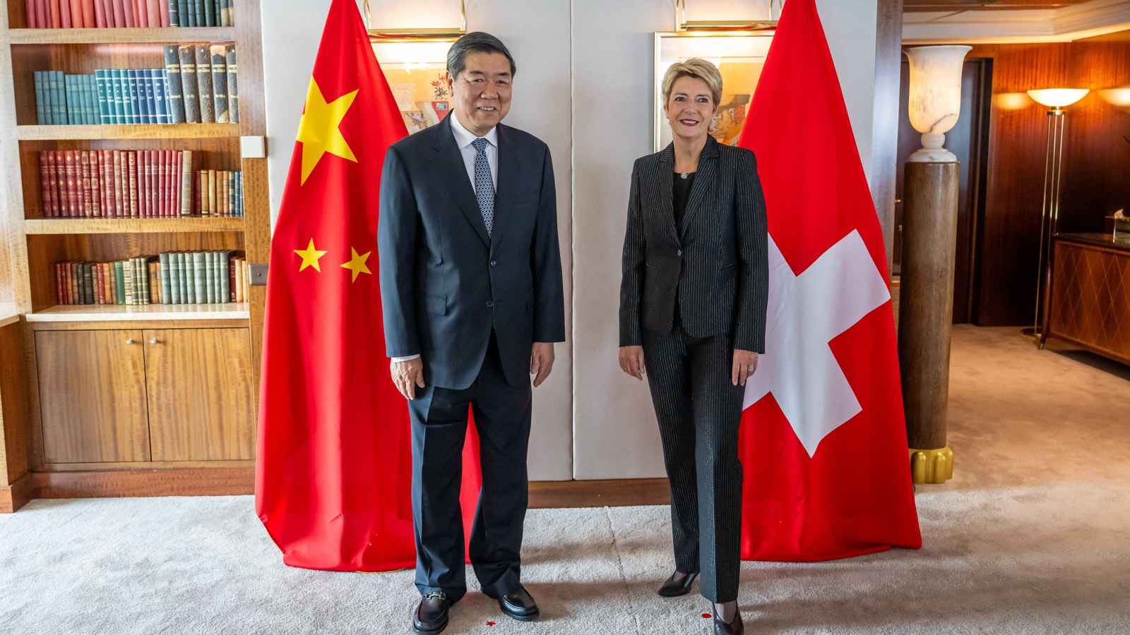 وسط حرب الرسوم.. أول محادثات تجارية بين واشنطن وبكين