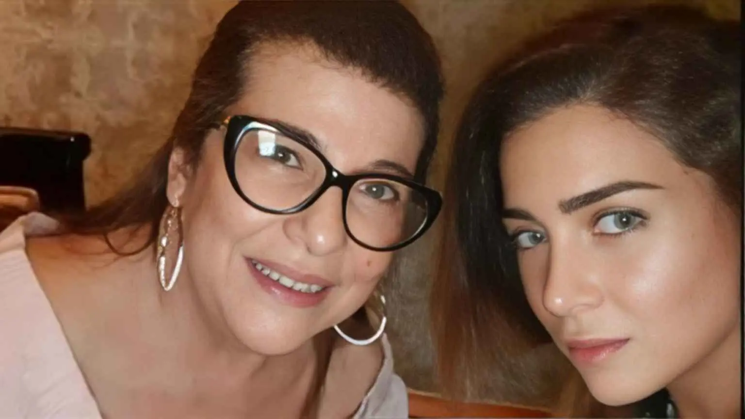 ما سبب غياب مي عز الدين عن مراسم تشييع والدتها؟ (صور)