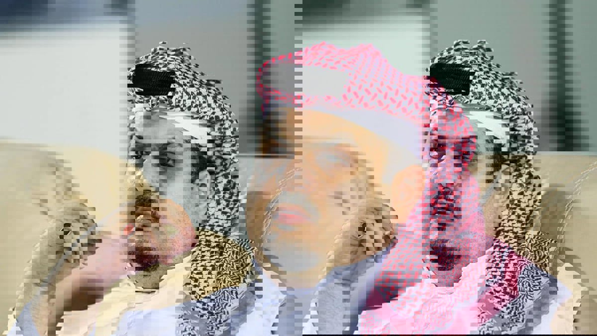 الأمير والشاعر السعودي عبدالرحمن بن مساعد يهدي ديوانه الأول لنساء العائلة