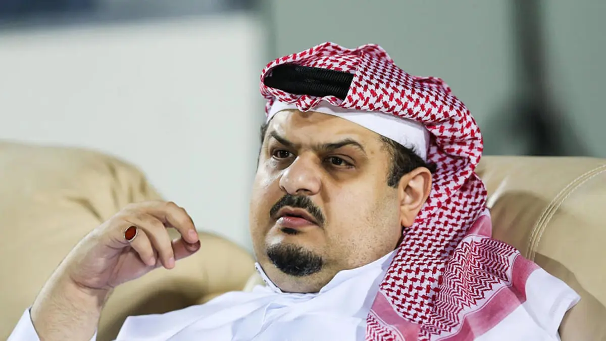 الأمير والشاعر السعودي عبدالرحمن بن مساعد يهدي ديوانه الأول لنساء العائلة