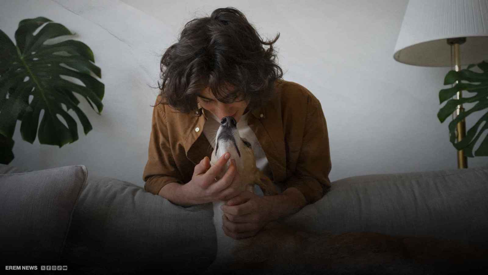 أسوأ مهنة في العالم.. راتب مُغرٍ مقابل شَمّ أنفاس الكلاب