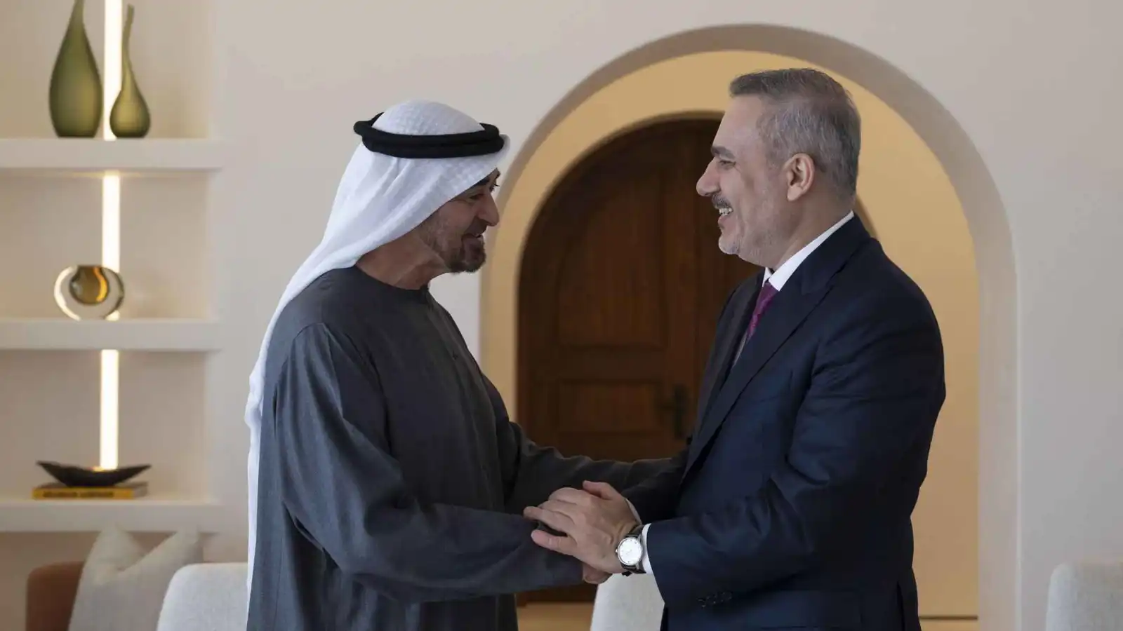 الرئيس الإماراتي يبحث مع وزير الخارجية التركي التصعيد العسكري في المنطقة