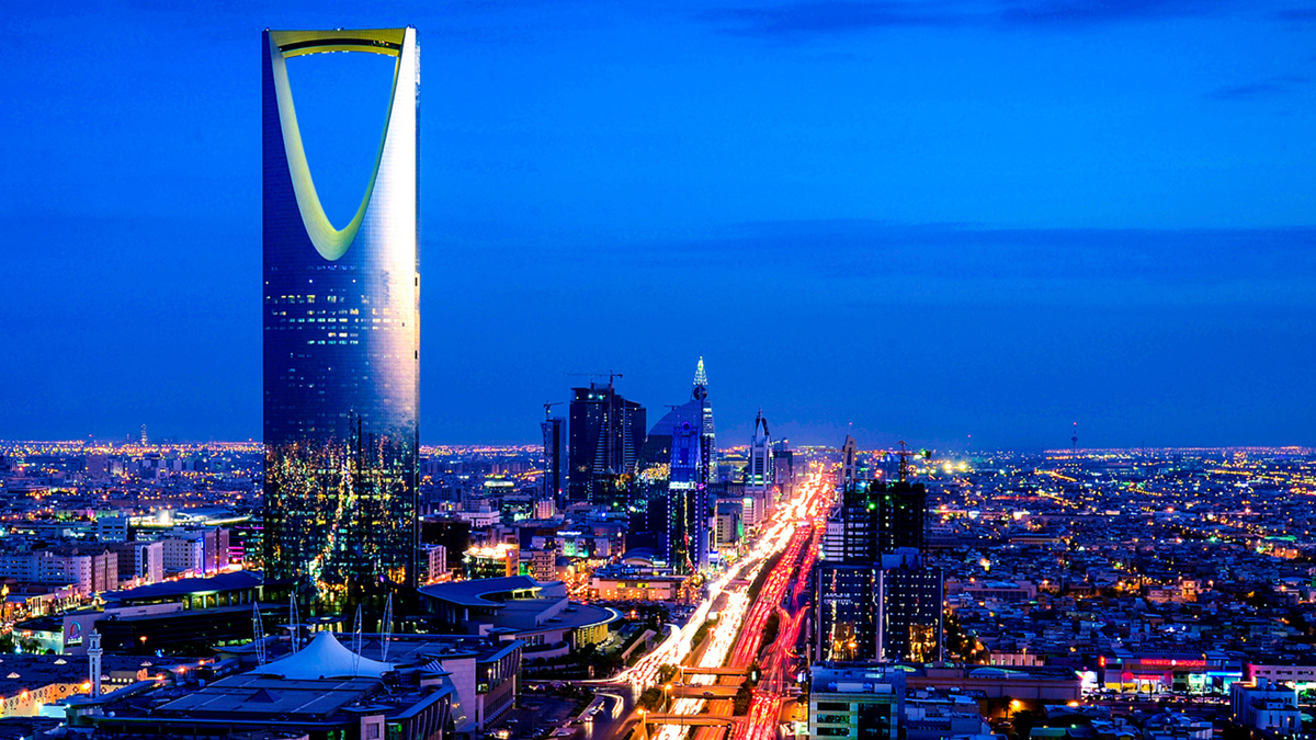 السعودية تسمح بمنح تأشيرات السياحة لحاملي التأشيرات الأمريكية والأوروبية