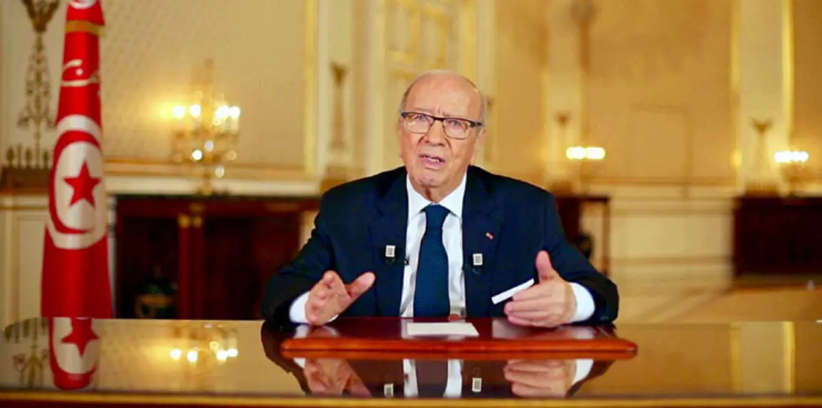 السبسي يرد على إشاعات بيع سيارة الحبيب بورقيبة بفيديو