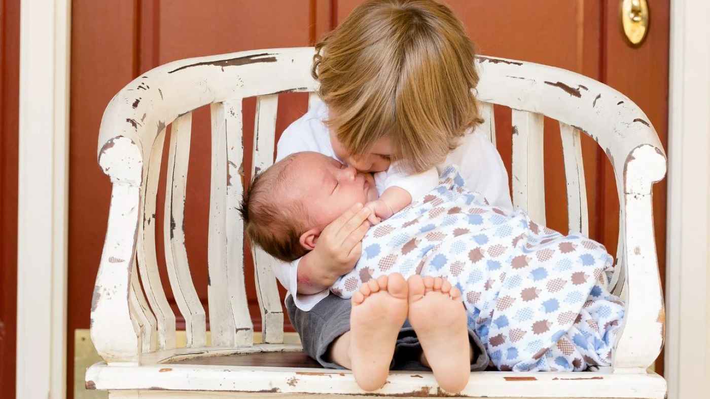 "يواجه مشاكل نفسية".. هل الطفل البكر ضحية ترتيب الولادة؟