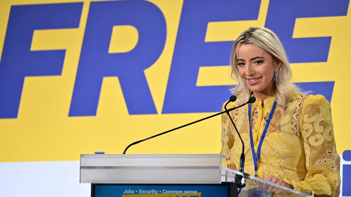 أشلي سانت كلير تقاضي ماسك بسبب صور مزيفة على "غروك"