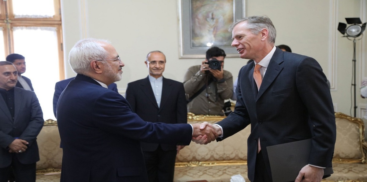 سفير بريطانيا: رفض إيران مكافحة تمويل "الإرهاب" يعيق نجاح اقتصادها عالميًا