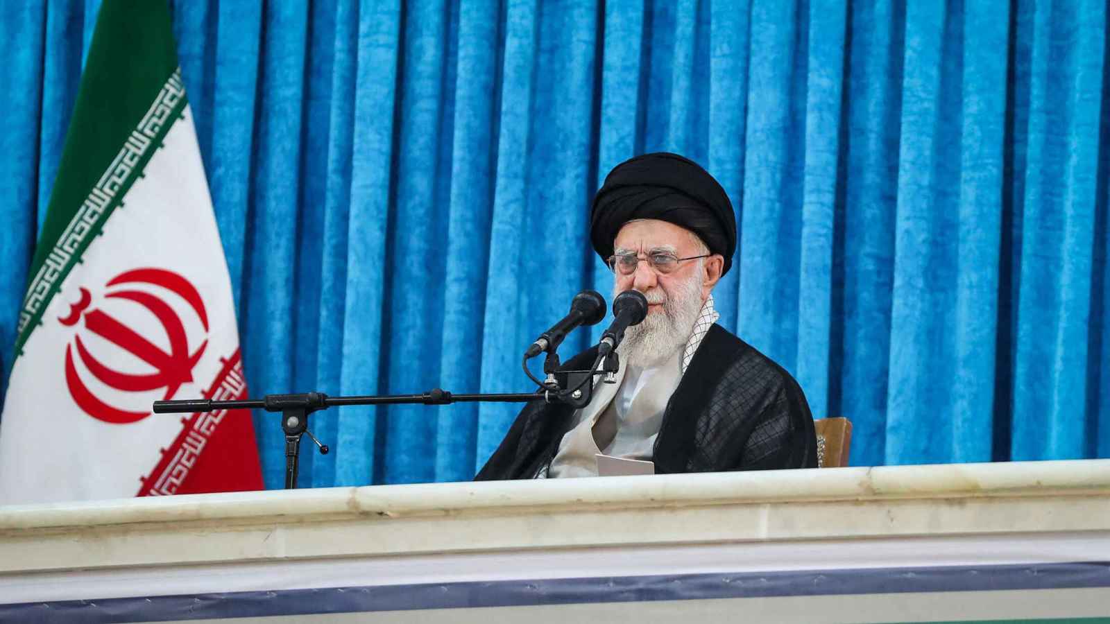 خامنئي: الشعب الإيراني عصي على الاستسلام