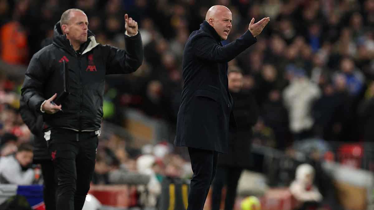 مدرب مفلس لا يفقه شيئا.. هجوم عارم من جمهور ليفربول على سلوت