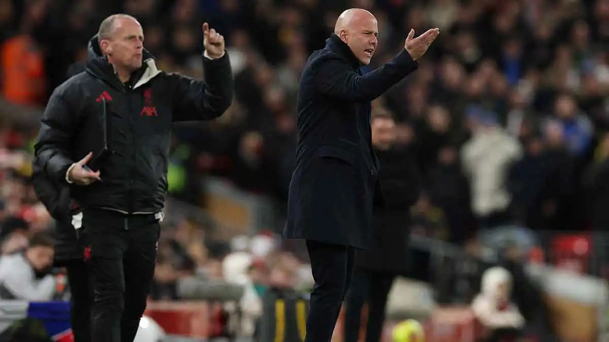 مدرب مفلس لا يفقه شيئا.. هجوم عارم من جمهور ليفربول على سلوت