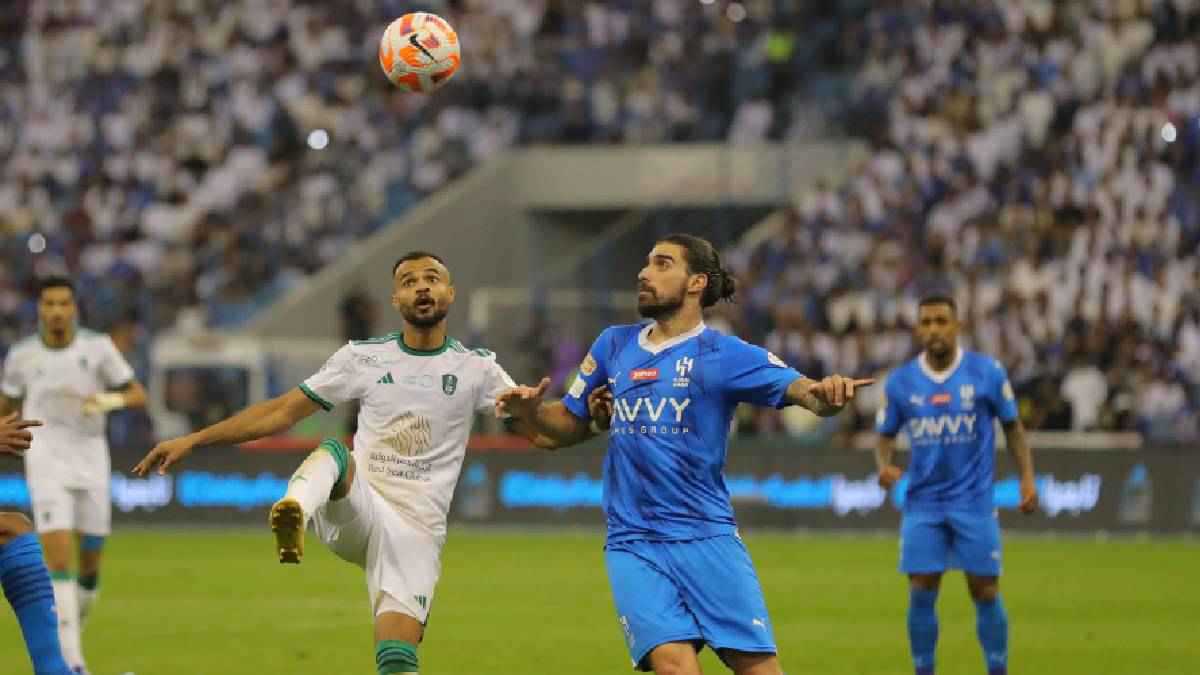 الموعد والقنوات الناقلة ومعلقا مباراة الأهلي والهلال في الكلاسيكو السعودي
