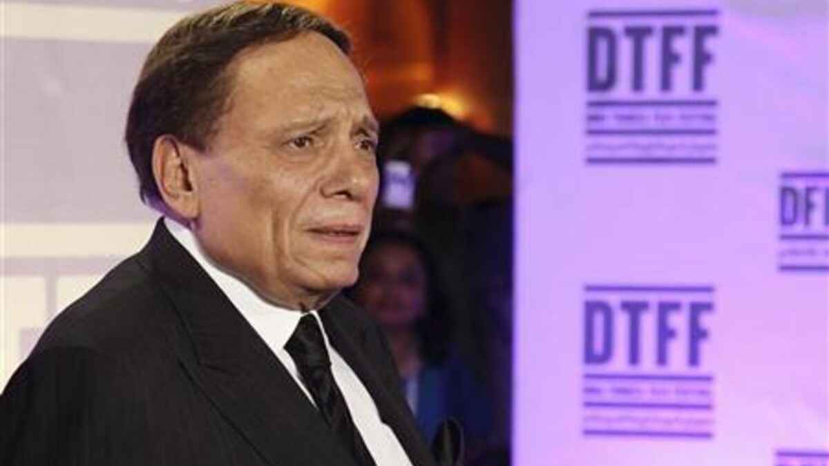 اجتاحت الإنترنت.. هل تم توليد أحدث صور عادل إمام بالذكاء الاصطناعي؟