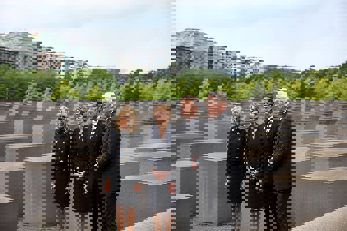 ضحكات قرب "المحرقة".. زوجتا الرئيسين الألماني والفرنسي تثيران الجدل (صورة)