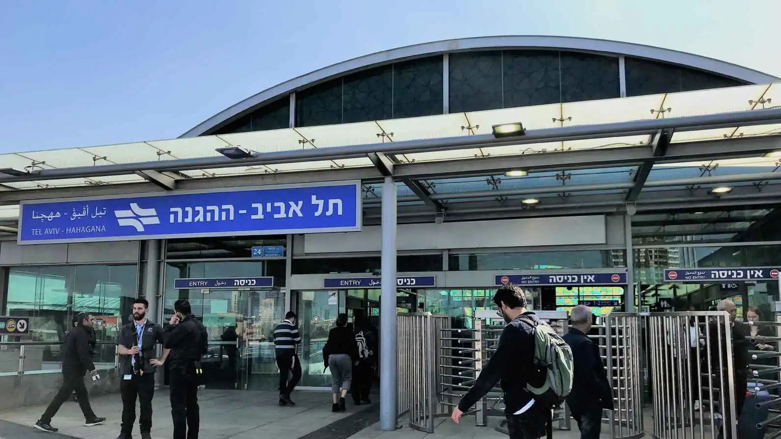 إسرائيل تغلق محطة قطارات بعد قصف إيراني وإصابة مبنى بشظايا