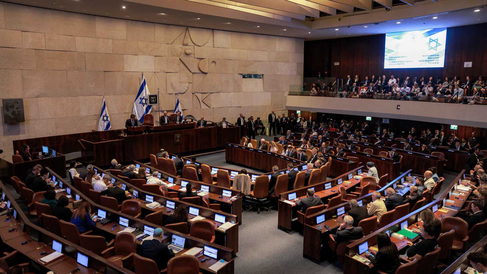 فوضى في الكنيست.. جنود إسرائيليون يرشقون السلطة بـ"أدوية الاكتئاب" (فيديو)