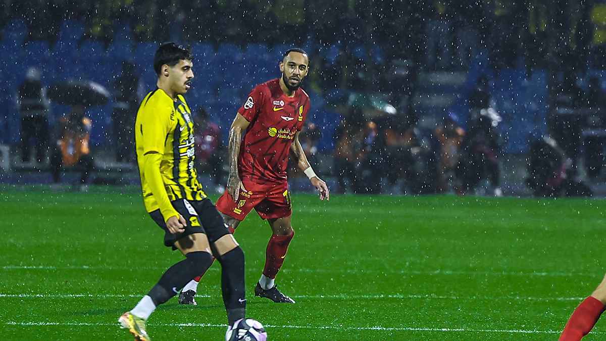 الاتحاد يفلت من الخسارة أمام القادسية بهدف قاتل (فيديو)