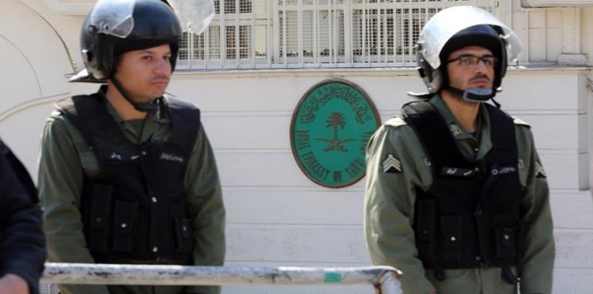 إيرانيون يهاجمون السفارة السعودية في طهران