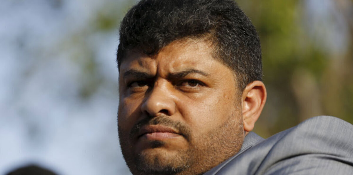 بفم ممتلئ بالقات.. الحوثي يتعرّض لتفتيش "مُهين" تمهيدًا للقاء صالح (فيديو)