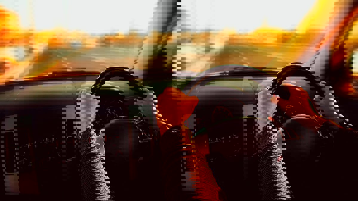 لماذا مقود السيارات في بعض الدول يسارًا ولدى أخرى يمينًا؟