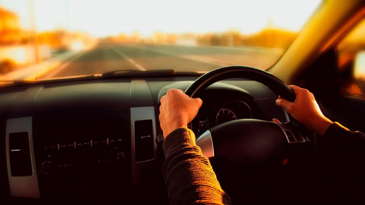 لماذا مقود السيارات في بعض الدول يسارًا ولدى أخرى يمينًا؟