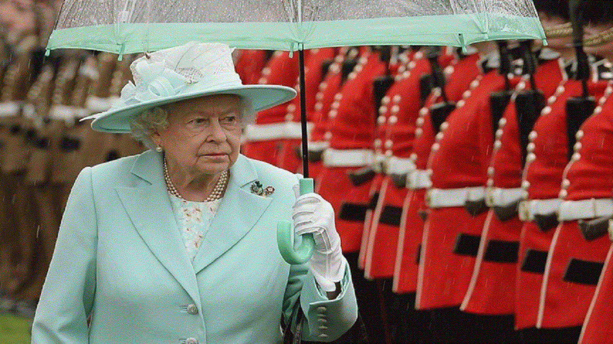 الملكة إليزابيث توافق على تعليق جونسون لعمل البرلمان