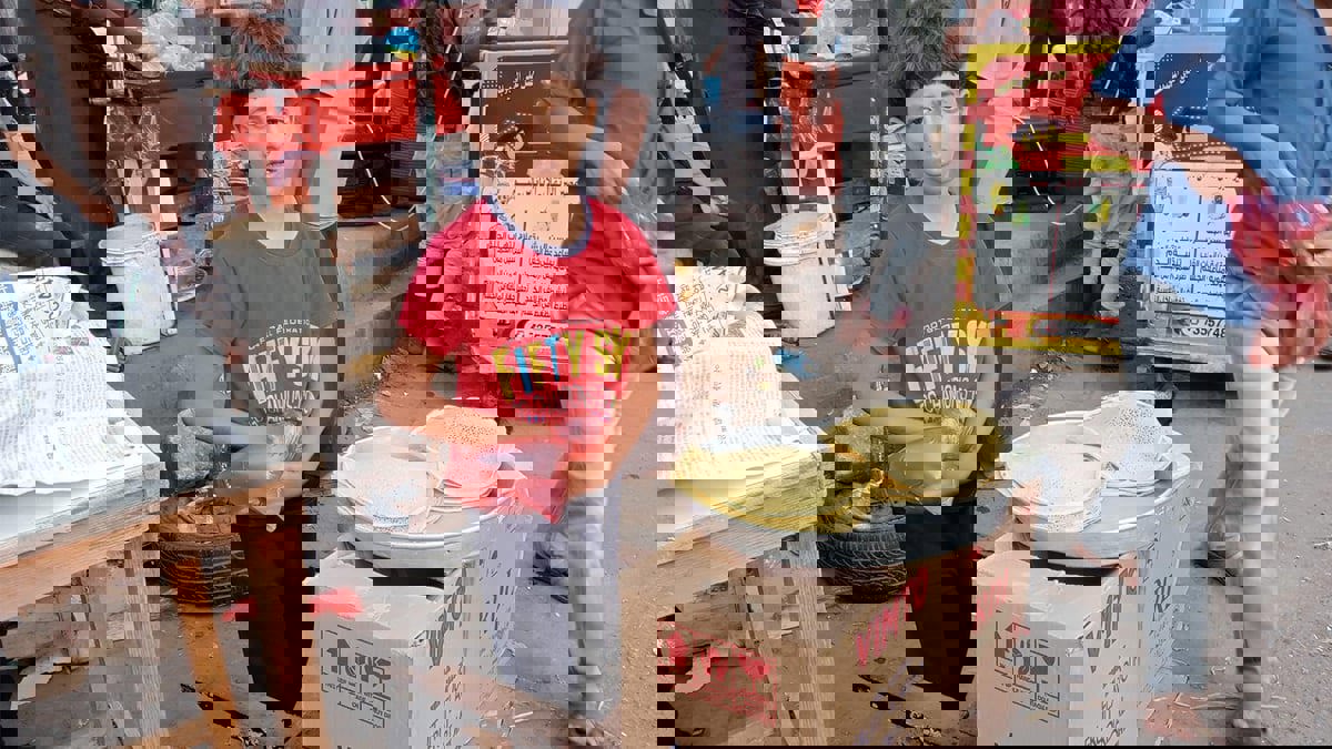 مأكولات رمضان في أسواق عدن.. باعة كُثر وإقبال ضعيف