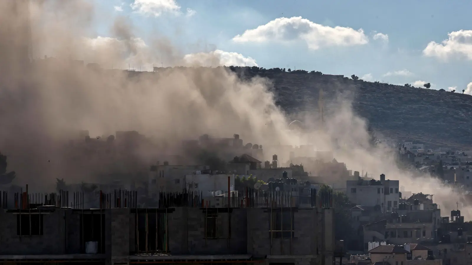 الهجوم الإسرائيلي يحول الضفة إلى "سجن في الهواء الطلق"