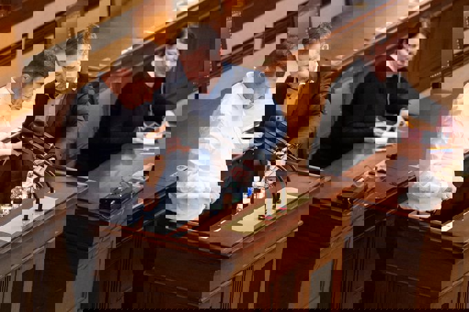 في حادثة غريبة.. نائب ياباني يتفوق على فيدل كاسترو