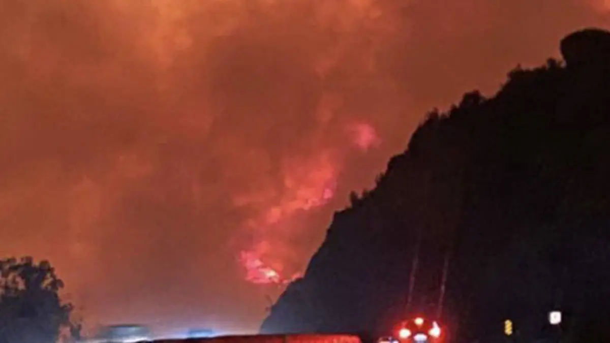السعودية.. حريق ضخم في جبل غلامة بمحافظة تنومة 