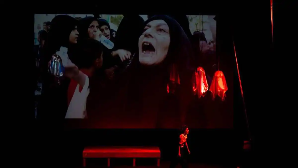 "قمر أحمر" مسرحية عراقية تحقق أحلام الضحايا بعد سنوات الرحيل (صور)