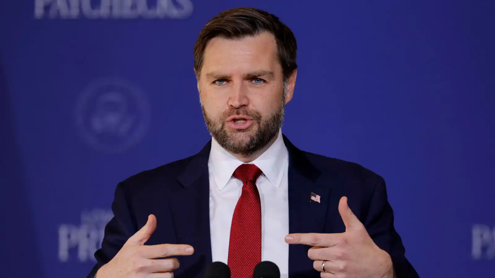 "لا أريد الذهاب للسجن".. فانس يرفض الكشف عن نصائحه لترامب بشأن إيران (فيديو)