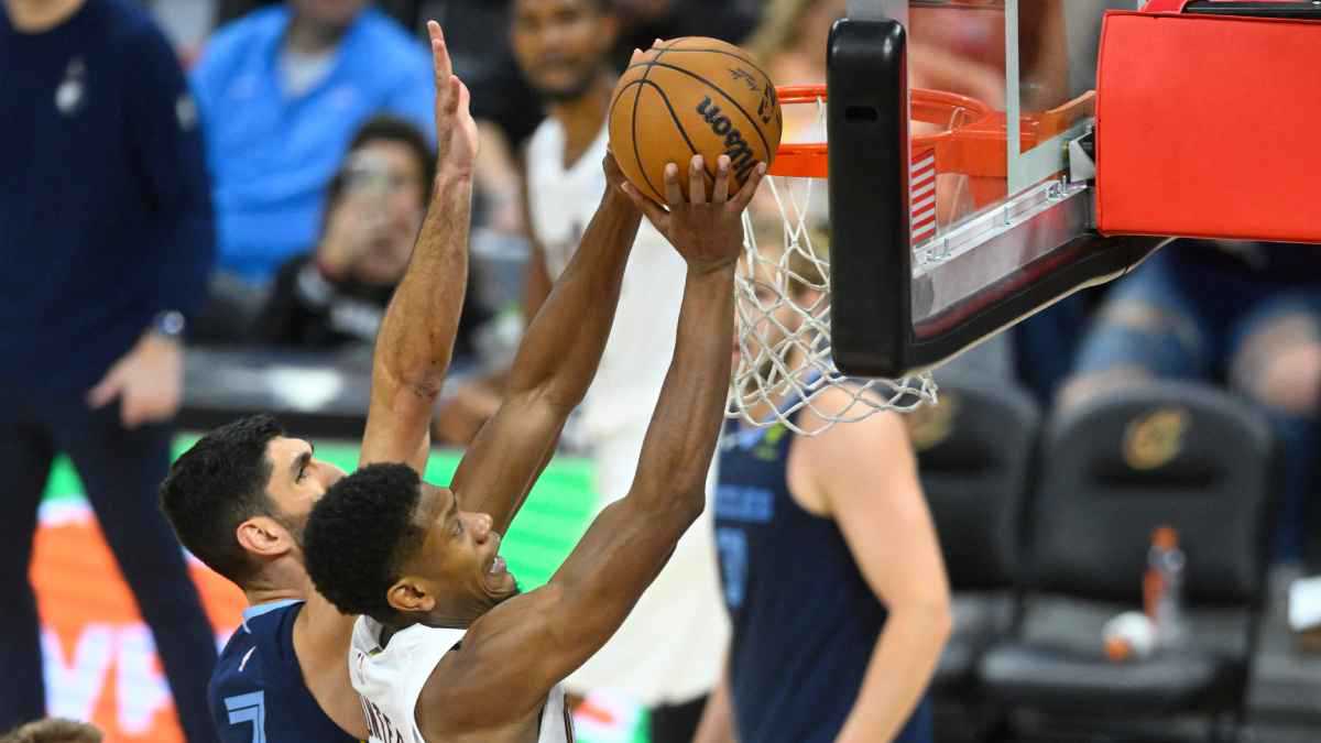 NBA..كافاليرز ينتفض ويفوز على غريزليز بدوري السلة الأمريكي