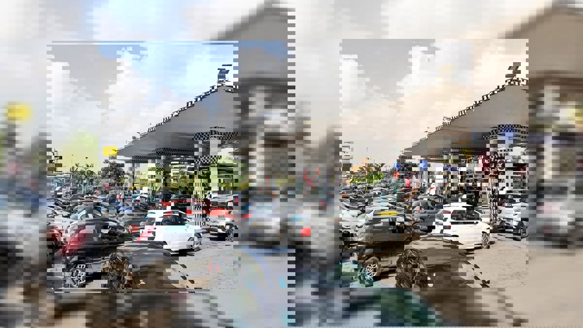 أزمة وقود في تونس.. طوابير طويلة ومواطنون يطالبون الحكومة بـ"كشف الحقيقة"