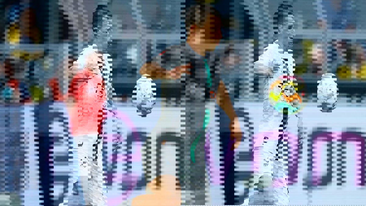 بروسيا مونشنغلادباخ يعلن إصابة مدافعه ستيفان لاينر بسرطان الدم