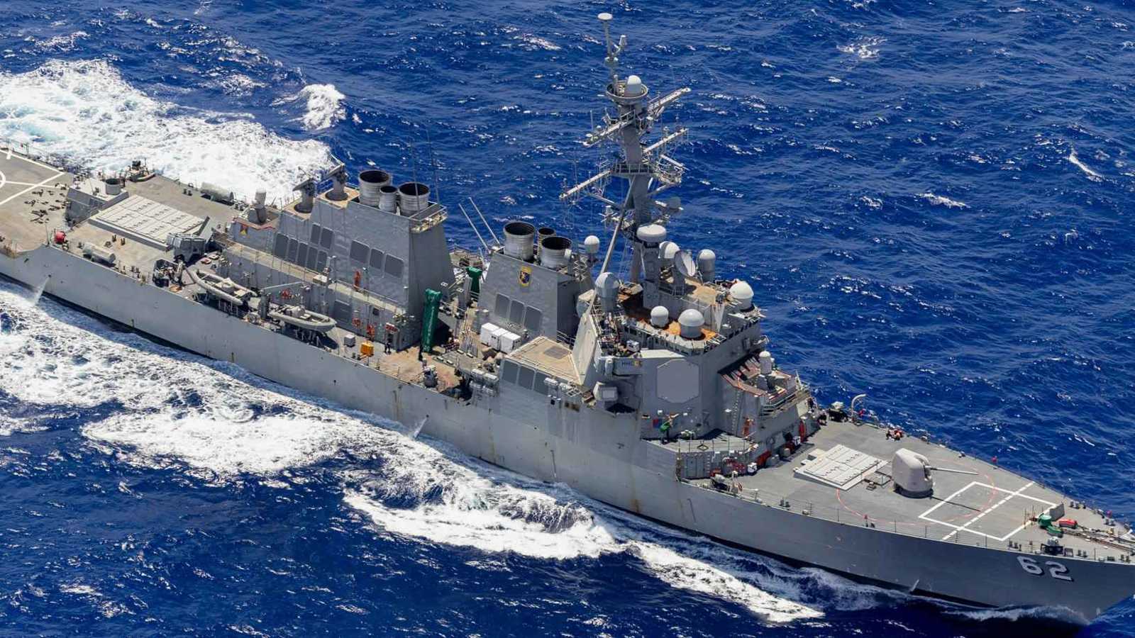 مواجهة مباشرة بين مدمرة أمريكية وقوات إيرانية في بحر عمان (فيديو)