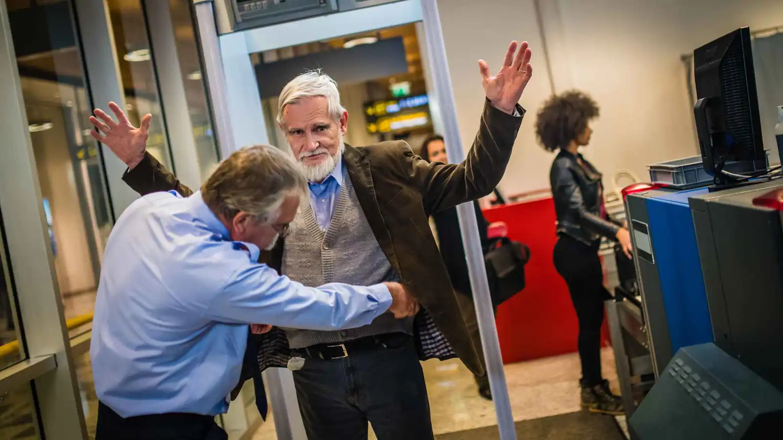 التأخير في المطارات.. لماذا يبطئ "جامعو النقود" الصفوف؟