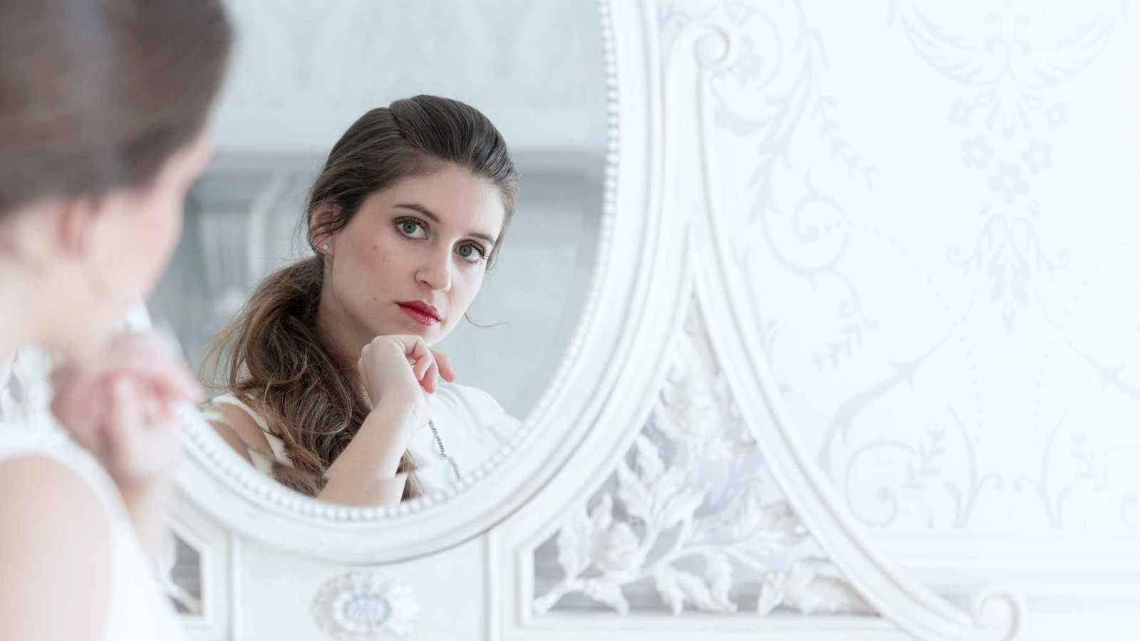 لماذا نحب انعكاسنا في المرآة ونكره صورنا؟