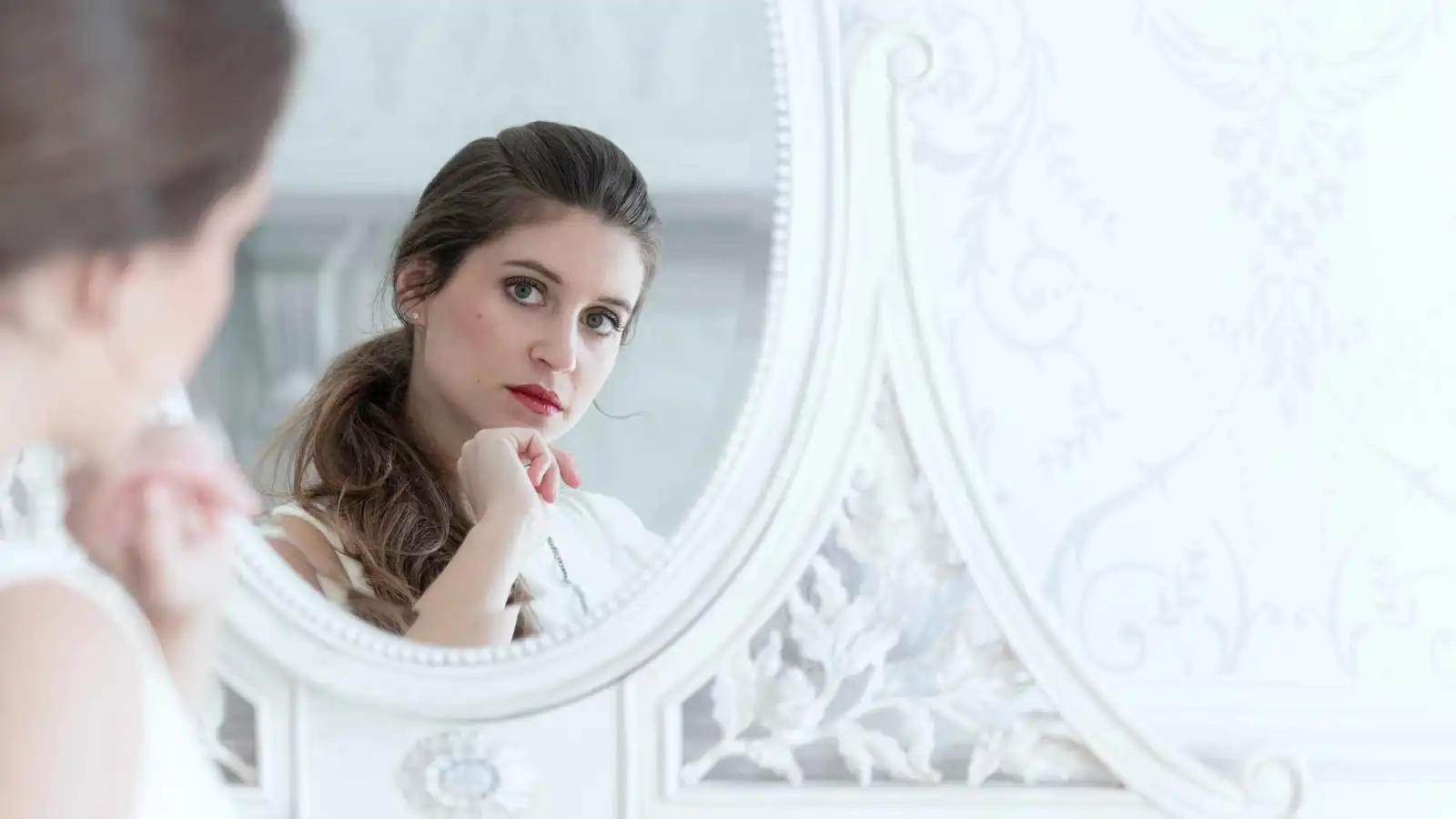 لماذا نحب انعكاسنا في المرآة ونكره صورنا؟