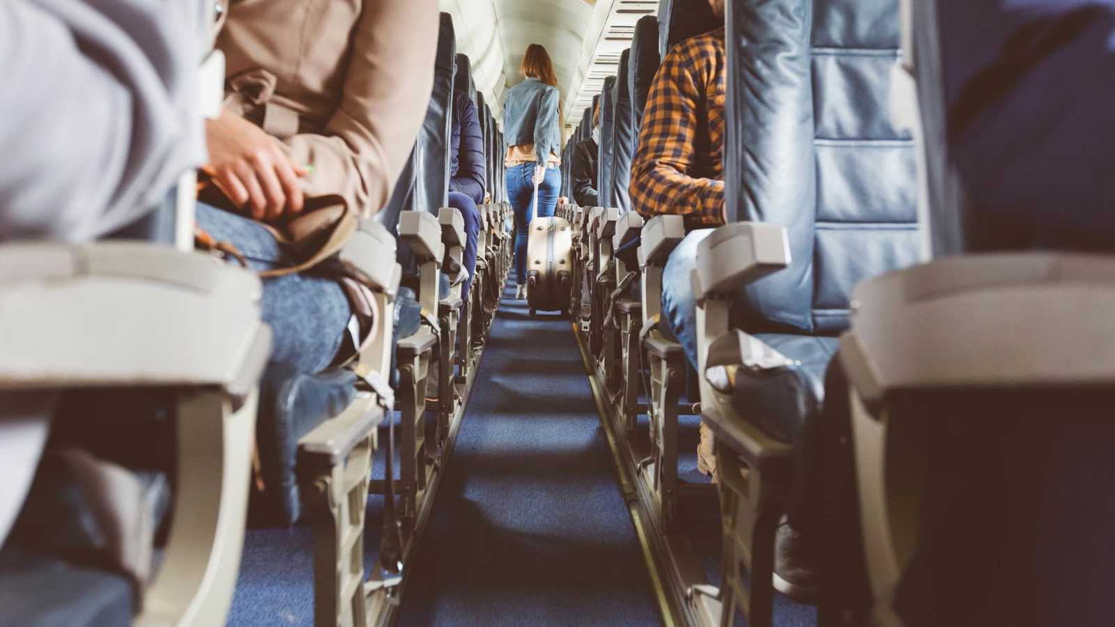 جدة تتلقى مفاجأة مؤثرة على متن الطائرة (فيديو)