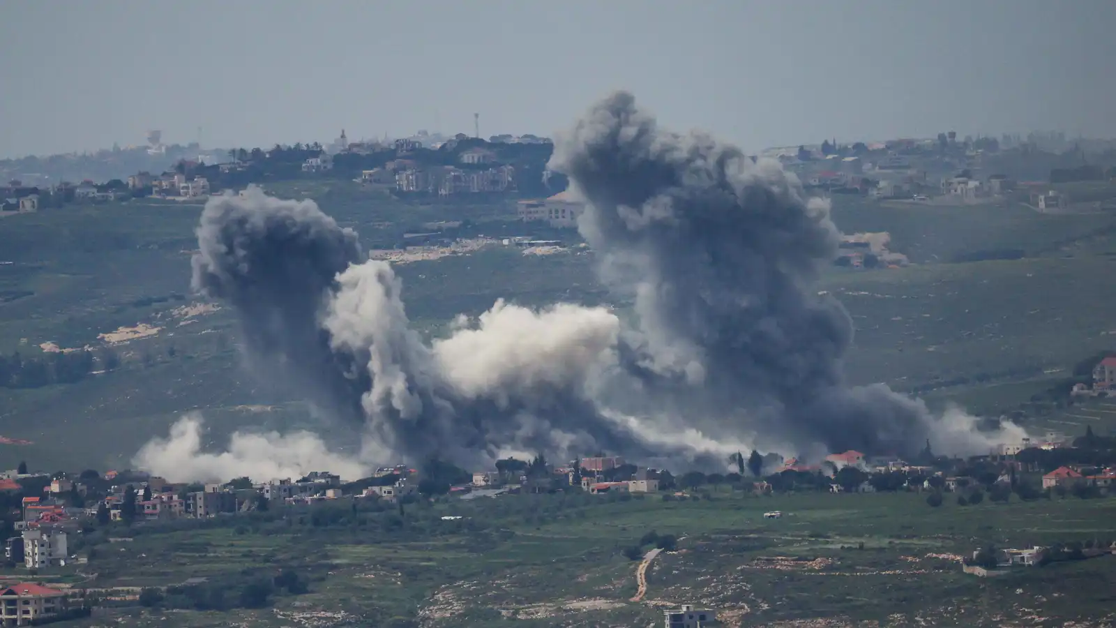 غارة إسرائيلية على بلدة في جنوب لبنان بعد إنذار بالإخلاء