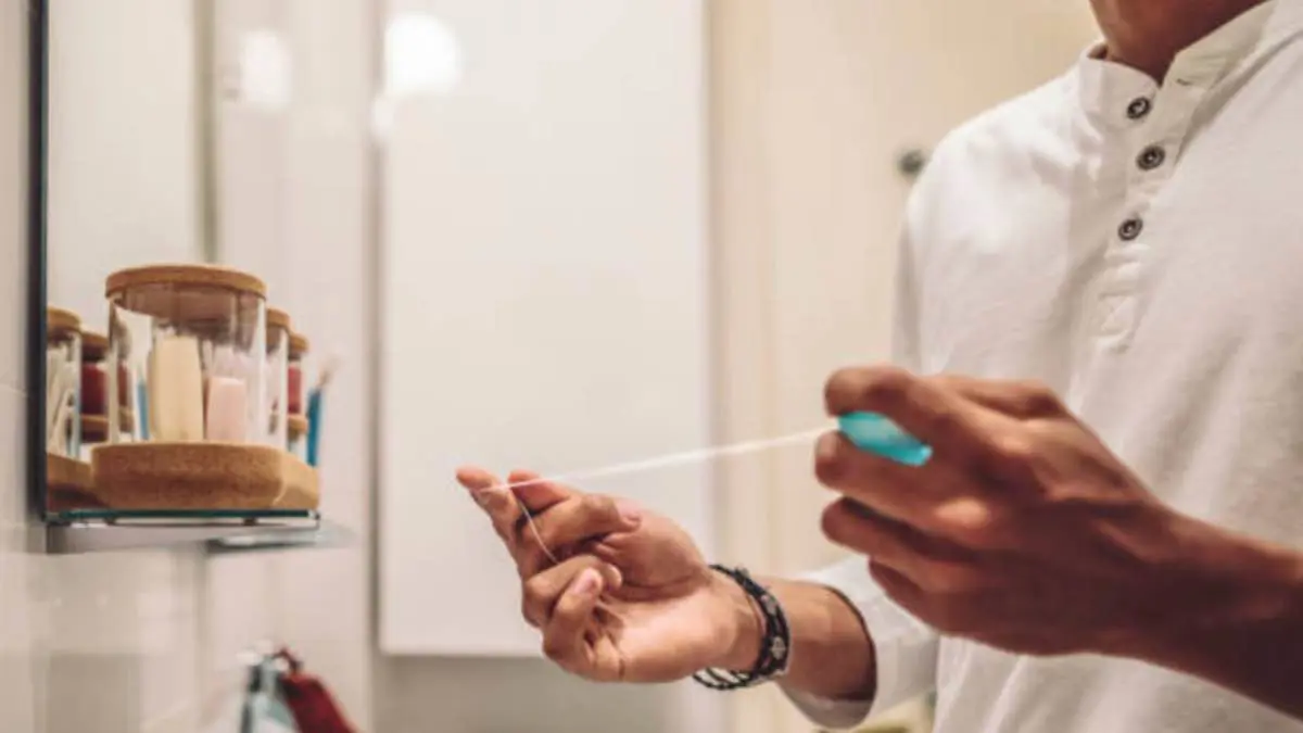 لماذا تنزف اللثة أثناء استخدام خيط الأسنان؟