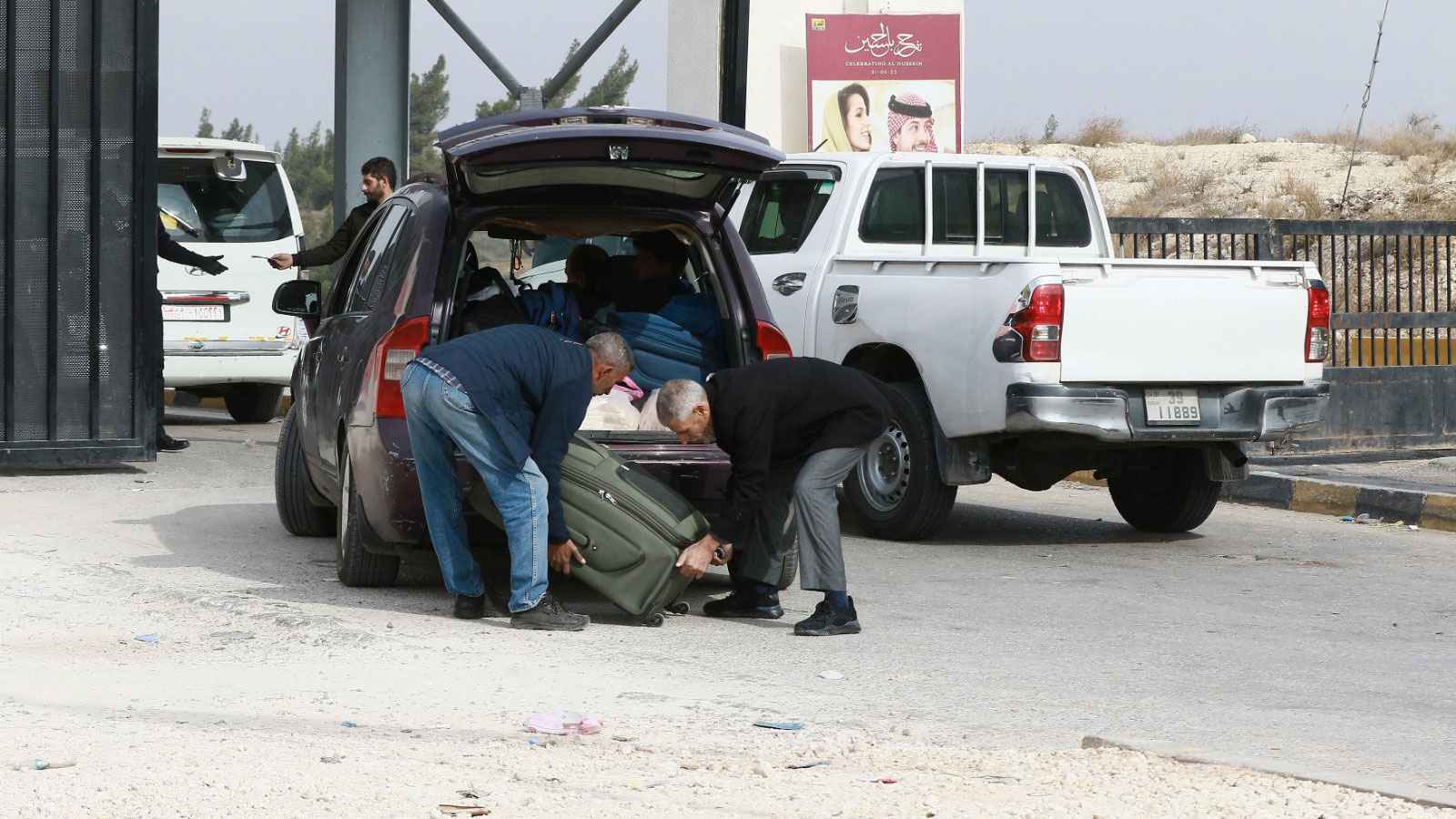 عشرات اللاجئين السوريين يغادرون الأردن إلى بلادهم (صور)