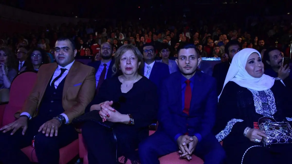 دموع سمية الألفي على فاروق الفيشاوي أبرز لقطات افتتاح "مهرجان المسرح المصري" (صور)