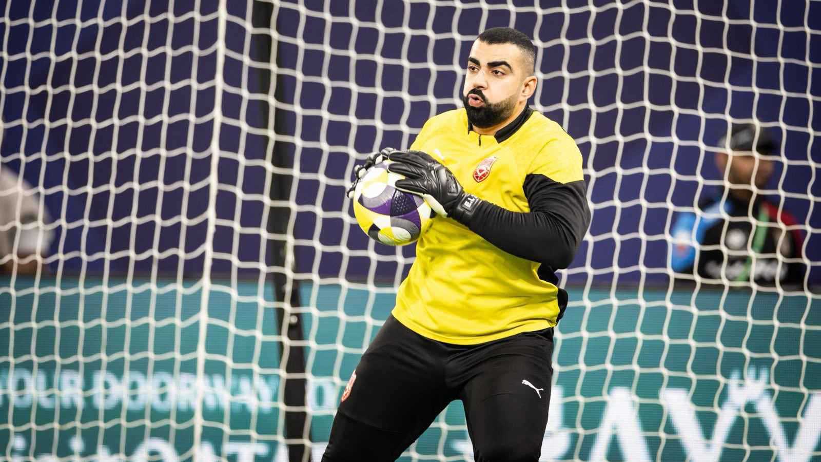 حارس منتخب البحرين يسجل هدفا غريبا في مرماه ويسقط مصابا (فيديو)