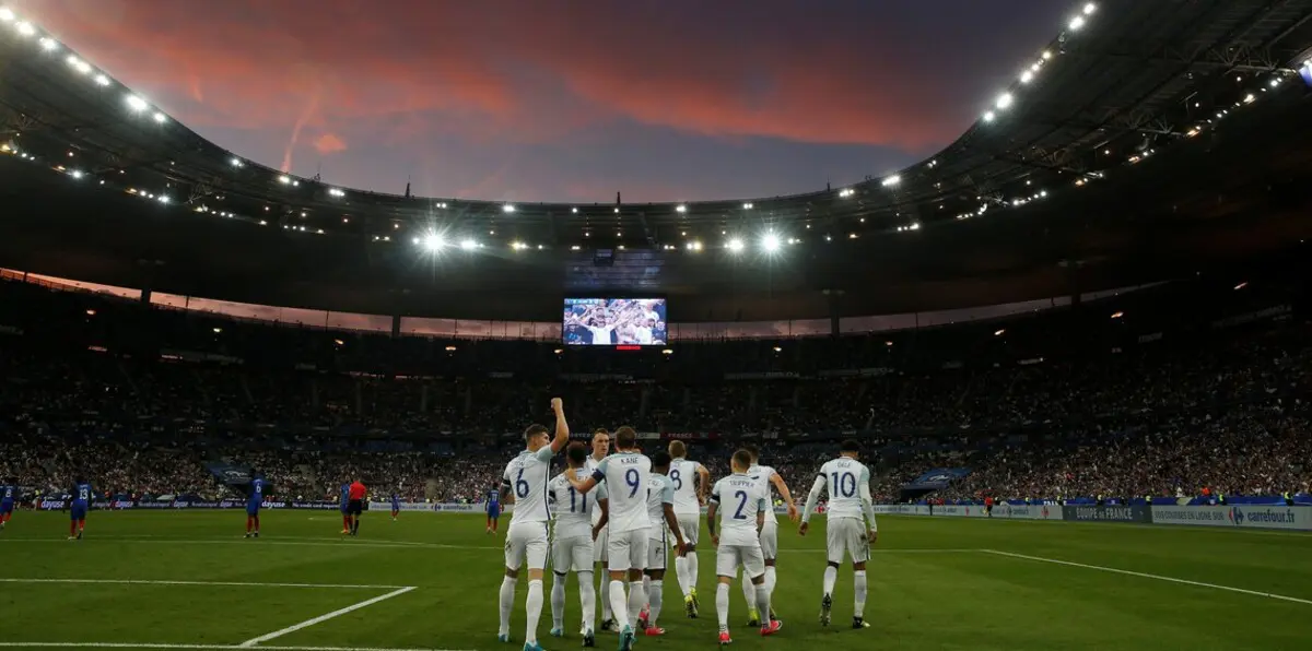 لماذا رددت الجماهير الفرنسية النشيد الوطني لانجلترا قبل مباراة المنتخبين؟ (فيديو)