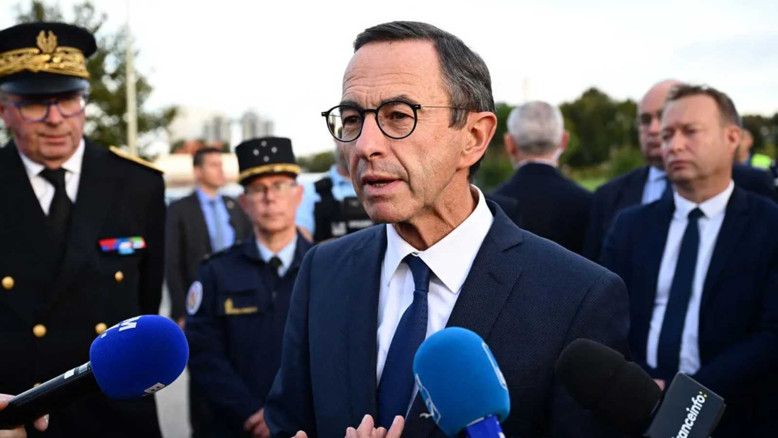 الأقصر في الجمهورية الخامسة.. ليكورنو يقدم استقالته وماكرون يقبلها