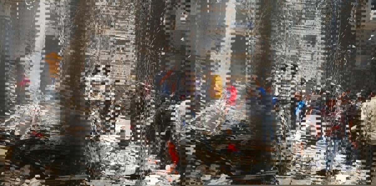 طائرات روسية وسورية تقصف مخيمًا في حلب استردته المعارضة