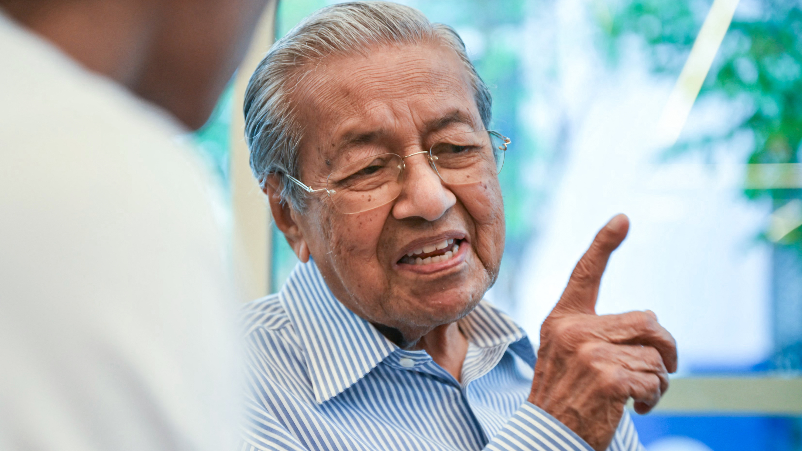 رئيس وزراء ماليزيا السابق مهاتير محمد يغادر المستشفى